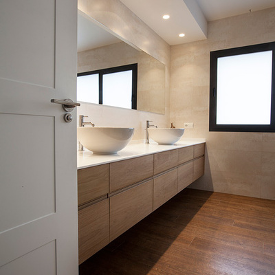 Baño blanco y madera