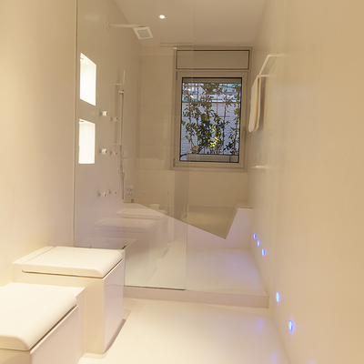 Baño con bañera cristal