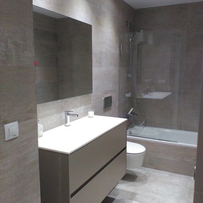baño con bañera terminado