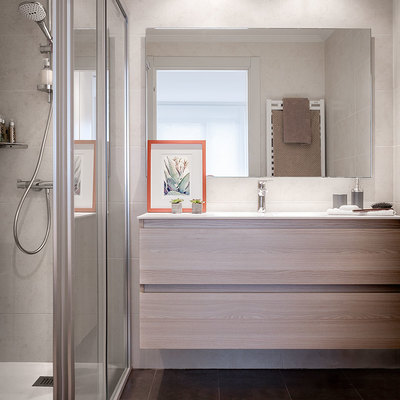 Baño con ducha en habitación principal