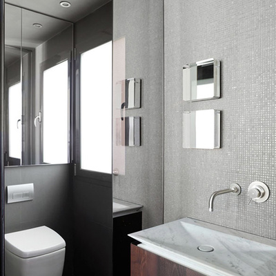 Baño con espejo a medida