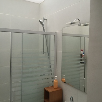 BAÑO CON LUCERNARIO EN PATIO INTERIOR