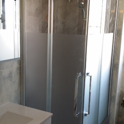 Baño con panel decorativo 