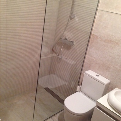 Baño con plato de ducha de obra al ras del suelo