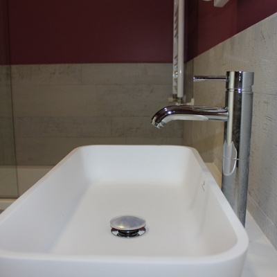 Baño dormitorio infantil lavabo de material Krion, griferia, revestimientos