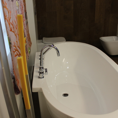 Baño dormitorio principal, bañera, revestimientos, saneamientos suspendidos