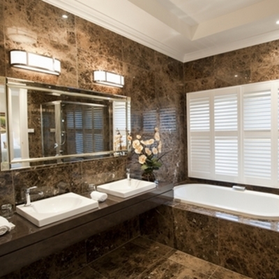 BAÑO EN MÁRMOL EMPERADOR.