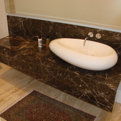 BAÑO EN MÁRMOL EMPERADOR.