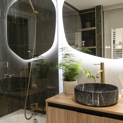 Baño en suite integrado al dormitorio y vestidor con diseño actual