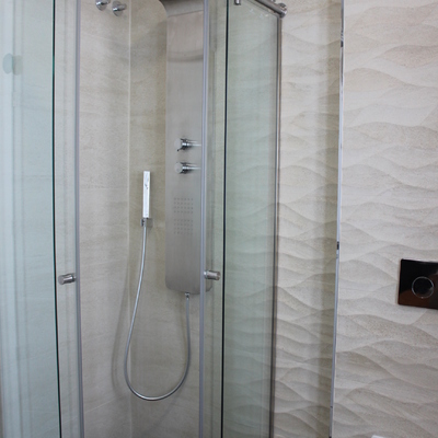 Baño invitados, revestimiento, ducha, sanitario suspendido