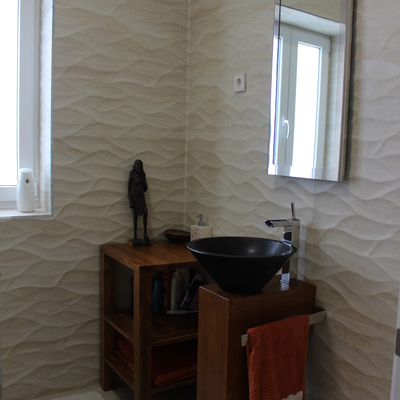 Baño invitados, revestimiento, lavabo, griferia, espejo, mobiliario