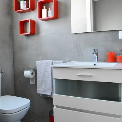 Baño microcemento estante rojo