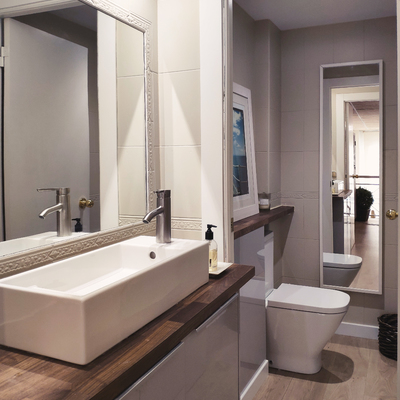 Baño moderno con distribución británica y estilo mid-century moderno