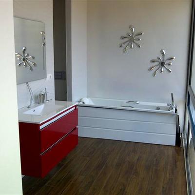 Baño sencillo con un toque de color