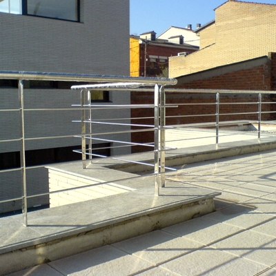Baranda de acero inoxidable en zona de tránsito