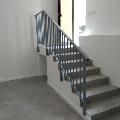 Baranda para aceso a local de oficinas