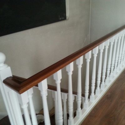 Escalera a dos colores, pasamanos, peldaños barnizados, balaustrada y fondo de escalera en blanco, Vizcaya