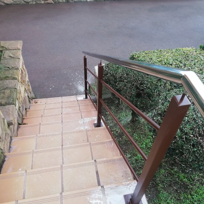 Barandilla metálica acceso a vivienda.