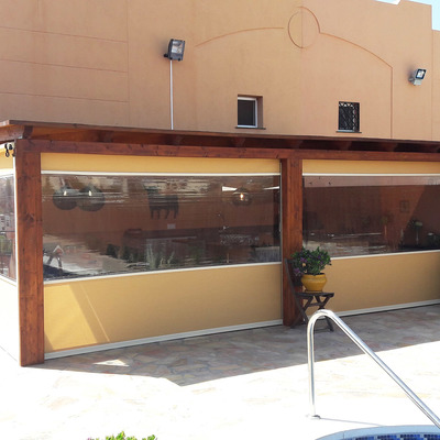 Barbacoa con toldos cerrados