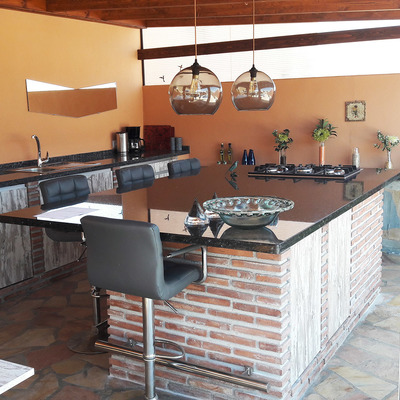 Barbacoa. Isla central de obra con cocina