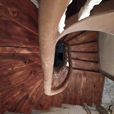 Lijado y barnizado de escalera