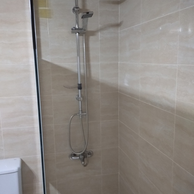 ALICATADO ENCIMA DEL ACTUAL COLOCACIÓN DE PLATO Y MAMPARA FIJA EN BADAJOZ.