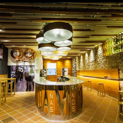 Barra circular en mármol blanco macael en bar "Cavita", A Coruña