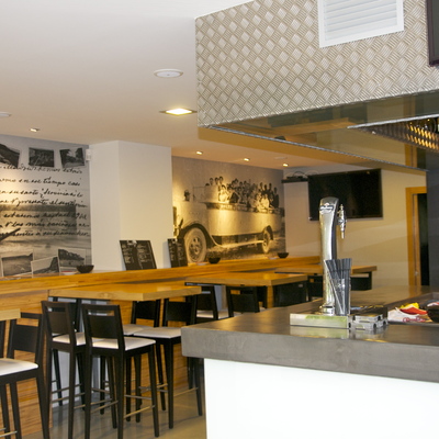 Barra,mesas y botellero 