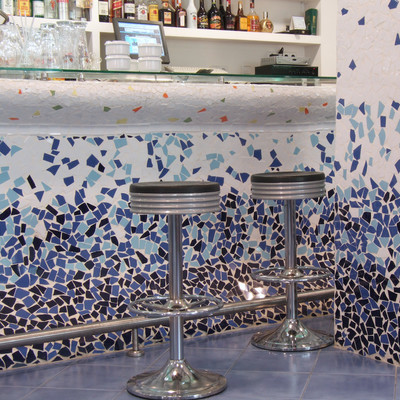 Restaurante con decoración de trencadis.