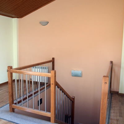 Buhardilla con escaleras de madera torneada y acero inoxidable