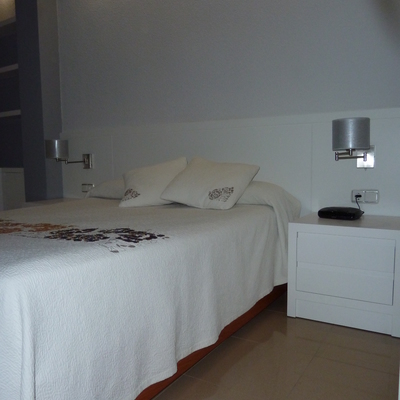 Cabecero con ranurado vertical y mesitas mod.huella laca