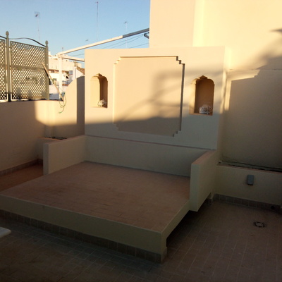 Cama balinesa y hornacinas con luz led.