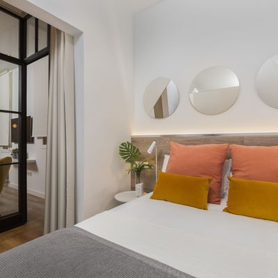 Cama con cabecero de madera a medida