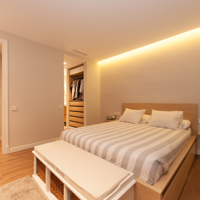 Cama de matrimonio con pie de cama