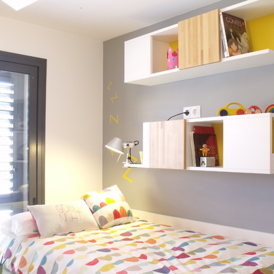 Cama y estantes de la pared