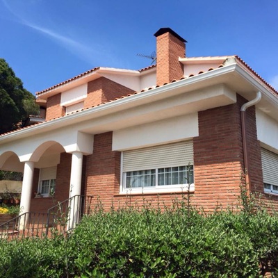 Canal aluminio blanco y bajante cobre