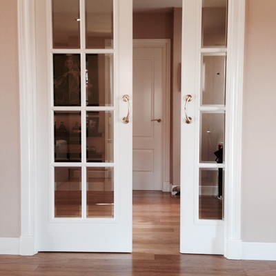 Carpintería lacada en blanco y roble