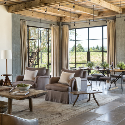 Salón con grandes ventanales