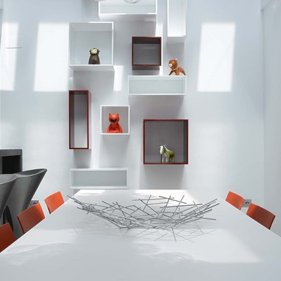 comedor blanco y naranja