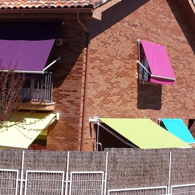Toldos multicolor en vivienda