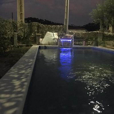 Cascada con su iluminación led.