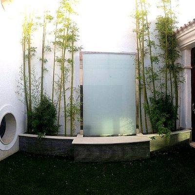 cascada en patio moderna acero y cristal