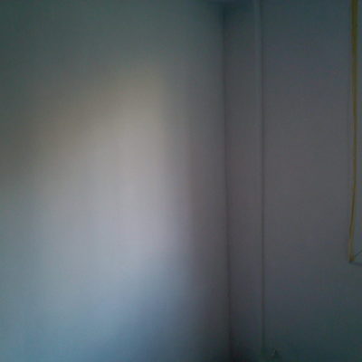 Salón con paredes tratadas y pintadas