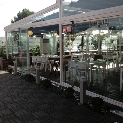 Cerramiento con cortina de cristal y techo movil de cristal 