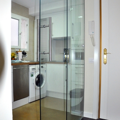 Cerramiento de vidrio templado. Fijo y hoja corredera.