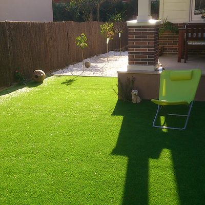 Césped artificial 25 mm. decorado con marmolina blanca