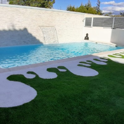 Integración de césped artificial de colores con formas