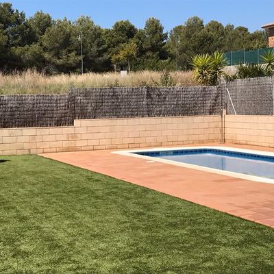 Instalación de cesped artificial en chalet