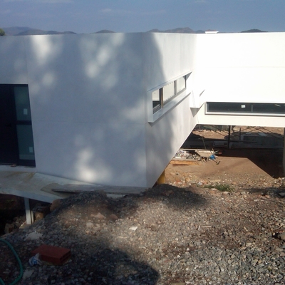 Chalet con lineas muy rectas y acabado en color blanco,sencillo pero bonito