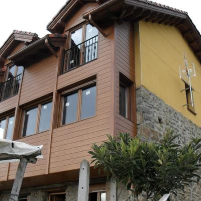 Chapeado de fachada con PVC y ventanas.